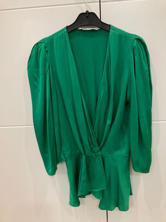 blusa satinada cruzada verde