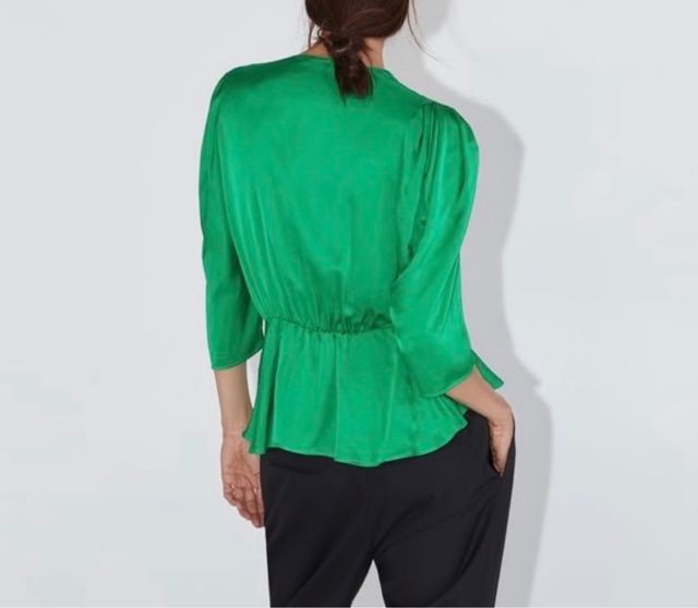 blusa satinada cruzada verde