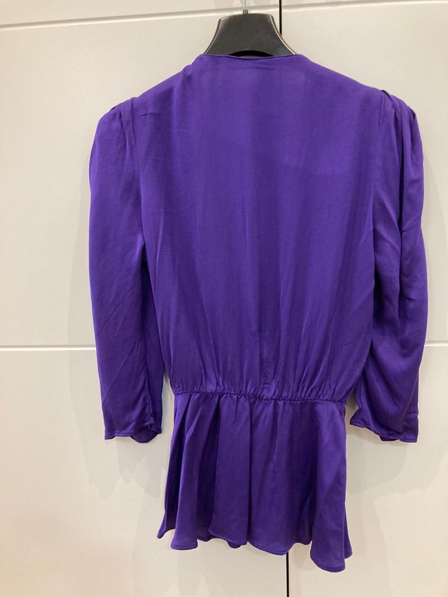 blusa satinada morada