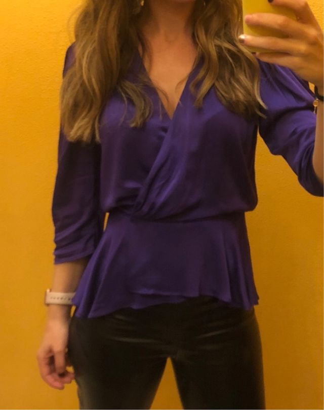 blusa satinada morada