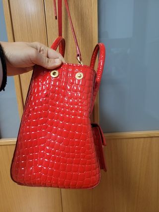 Bolso efecto piel charol bimba y lola