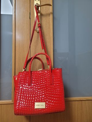 Bolso efecto piel charol bimba y lola