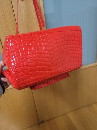 Bolso efecto piel charol bimba y lola