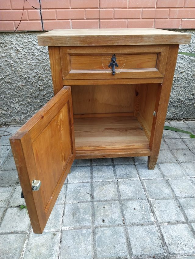 Mesita de noche antigua de madera