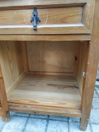 Mesita de noche antigua de madera