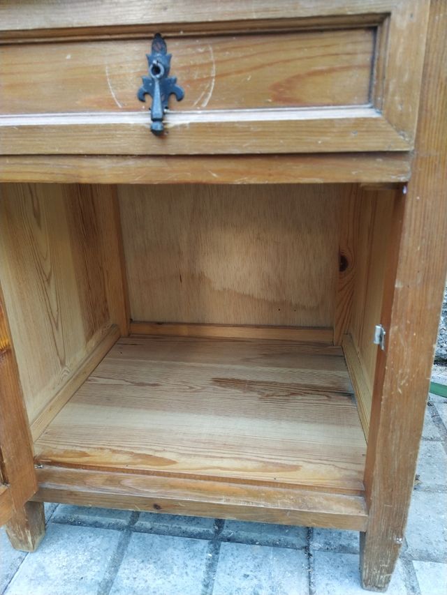 Mesita de noche antigua de madera