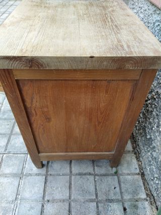 Mesita de noche antigua de madera