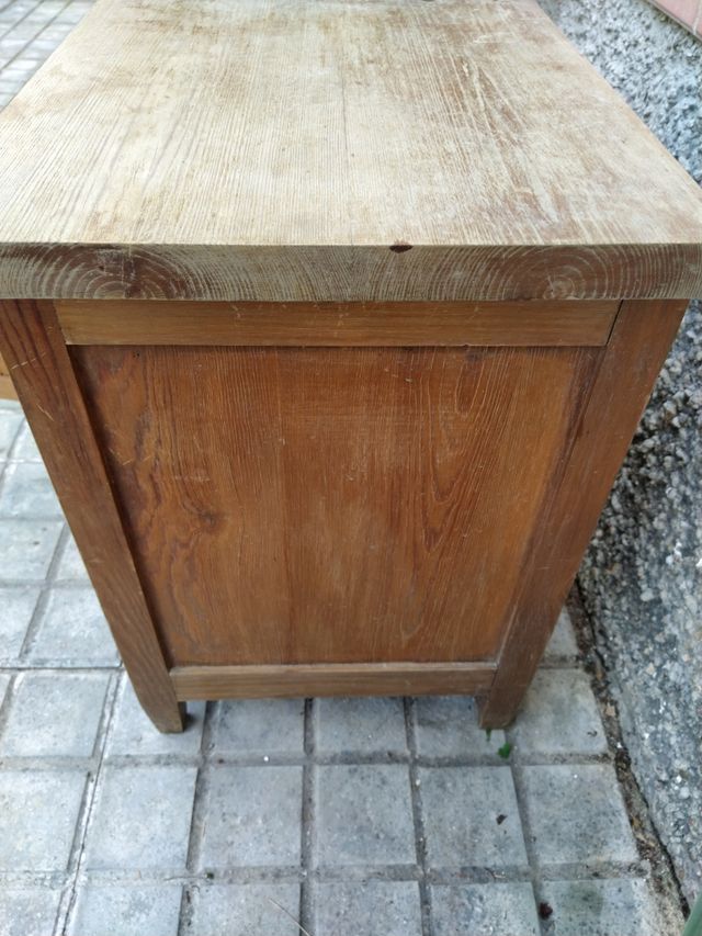 Mesita de noche antigua de madera