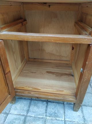 Mesita de noche antigua de madera