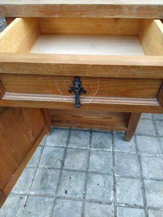 Mesita de noche antigua de madera