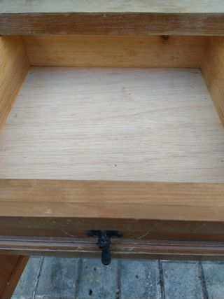 Mesita de noche antigua de madera