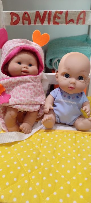 Bebés pequeños. Nenucos y muñecos.