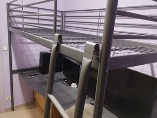 Litera alta con escritorio