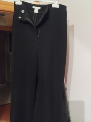 Pantalón negro acampanado