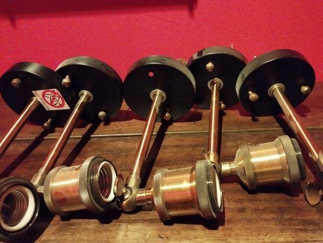 Brazos de lámpara con casquillo