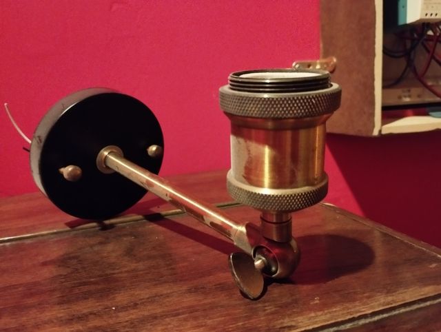 Brazos de lámpara con casquillo