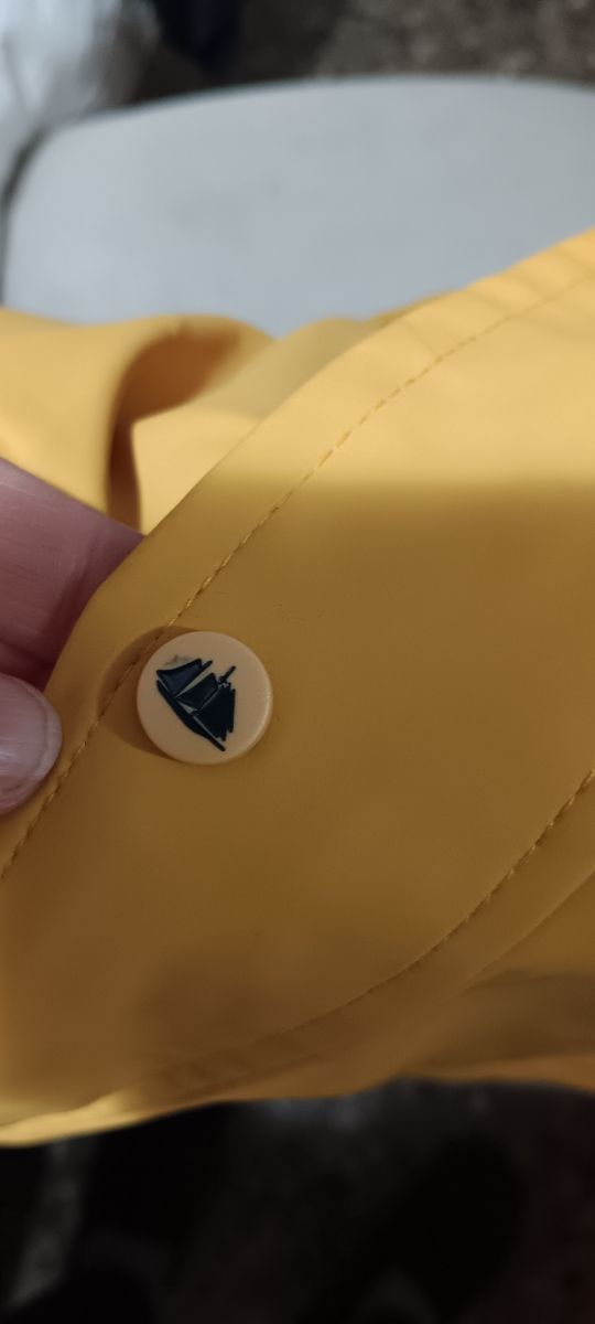 Chaqueta impermeable Hublot talla 12