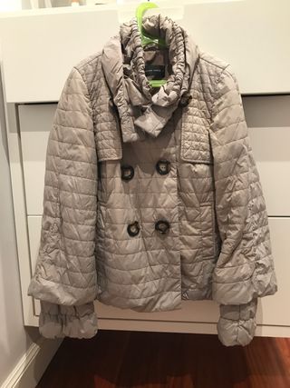 chaqueta acolchada beis con canesus