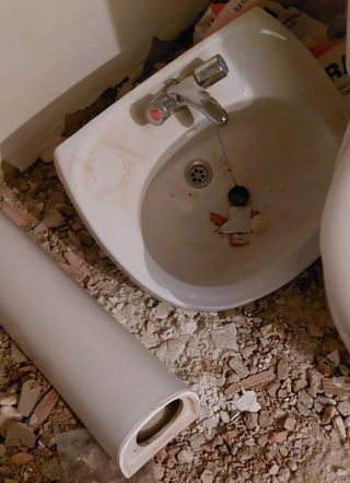 Lavabo con pie y grifo