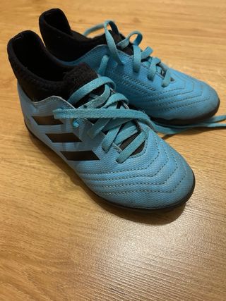 Zapatillas Adidas Predator futbol multitacos 28