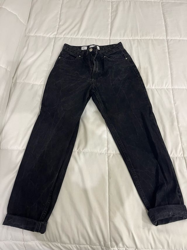 Pantalon negro mom de Bershka