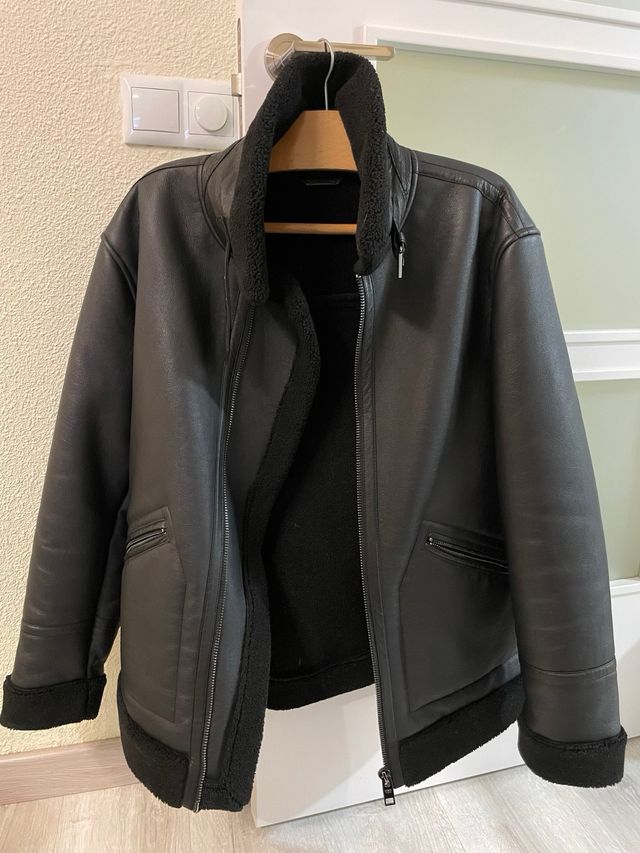 Chaqueta hombre negra efecto piel con borreguillo