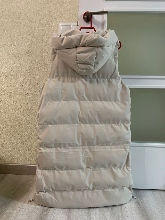 Chaleco blanco marfil o beige, cuerpo entero