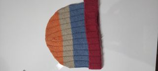 Gorro colorido em lã de criança