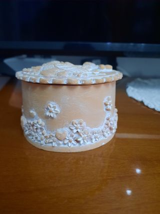 Contenitore in terracotta antico