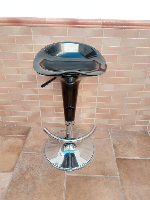 Sgabello girevole nero metallizzato