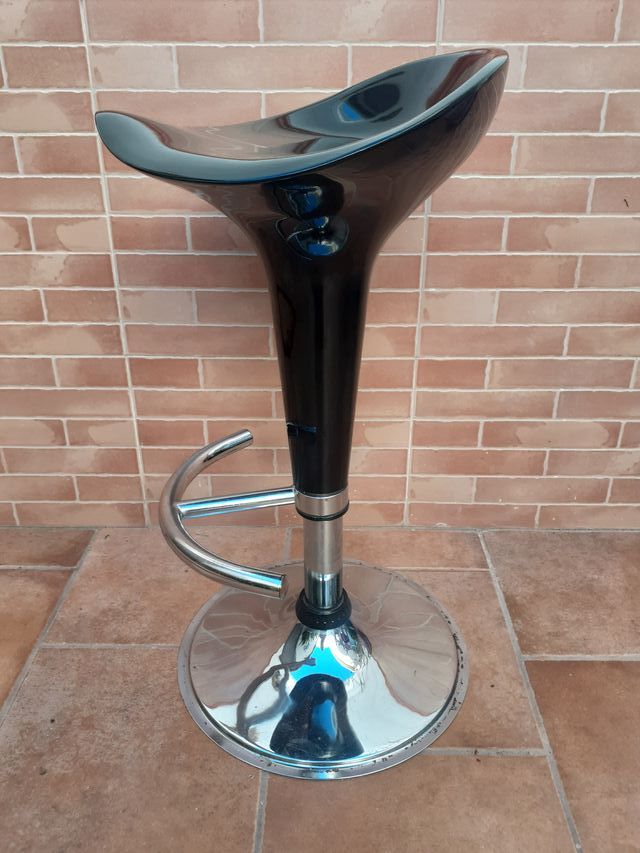 Sgabello girevole nero metallizzato