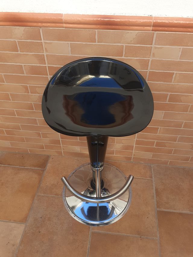 Sgabello girevole nero metallizzato