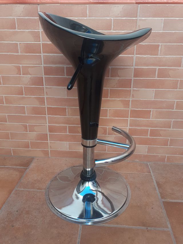 Sgabello girevole nero metallizzato