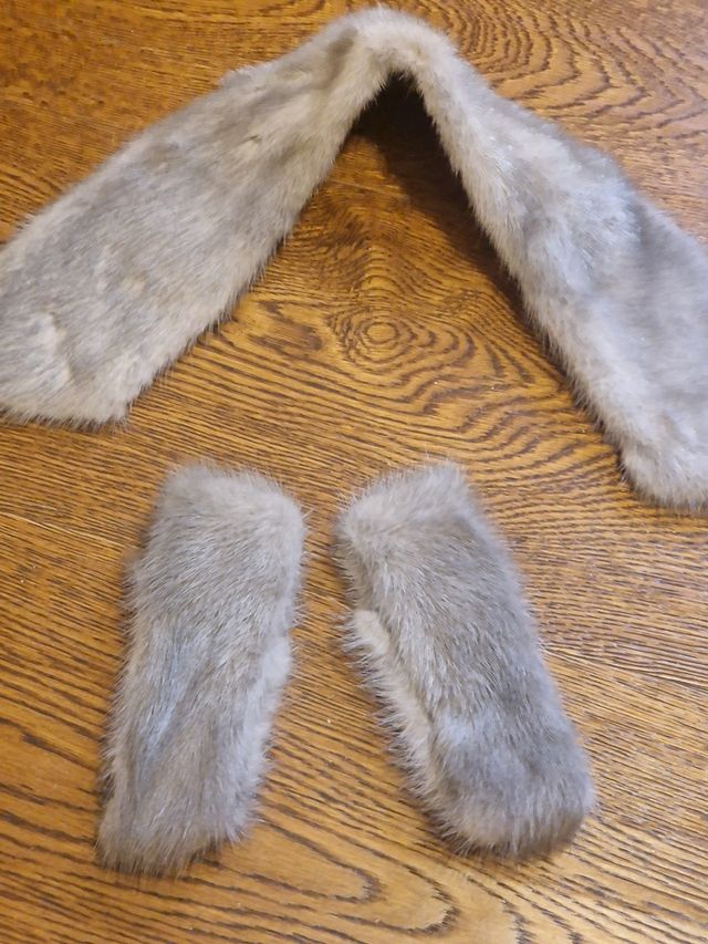 Collo e polsini in pelliccia grigia