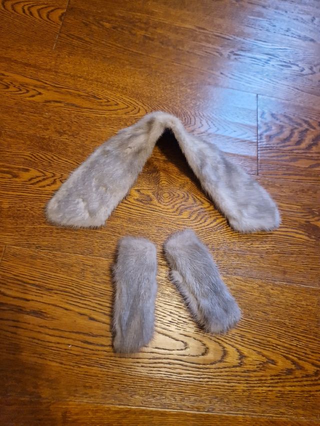 Collo e polsini in pelliccia grigia