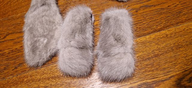 Collo e polsini in pelliccia grigia