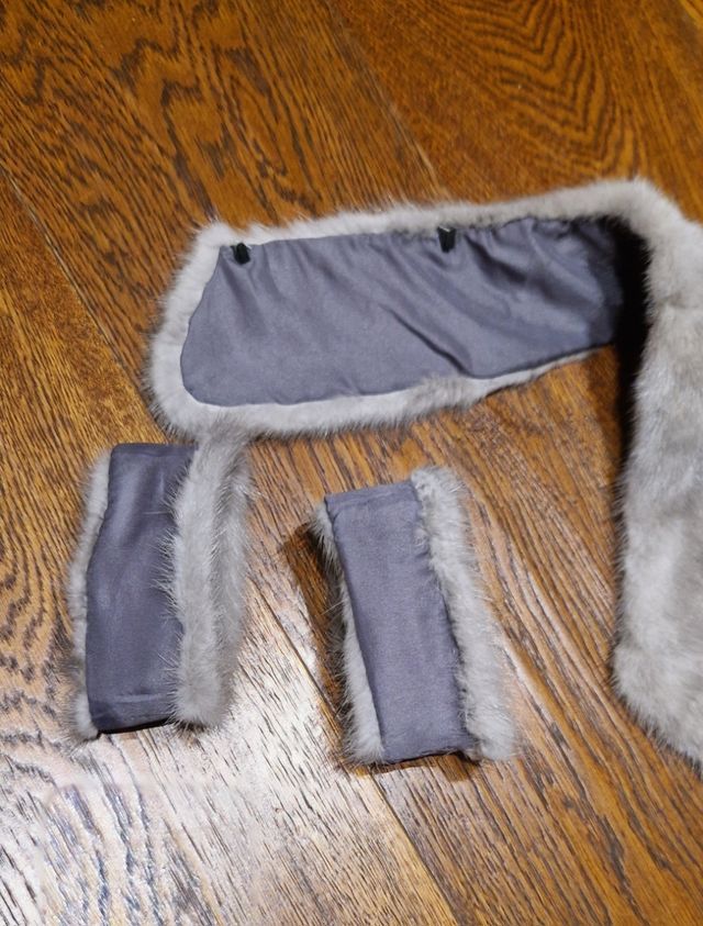 Collo e polsini in pelliccia grigia