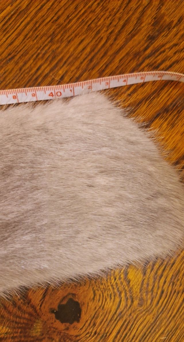 Collo e polsini in pelliccia grigia