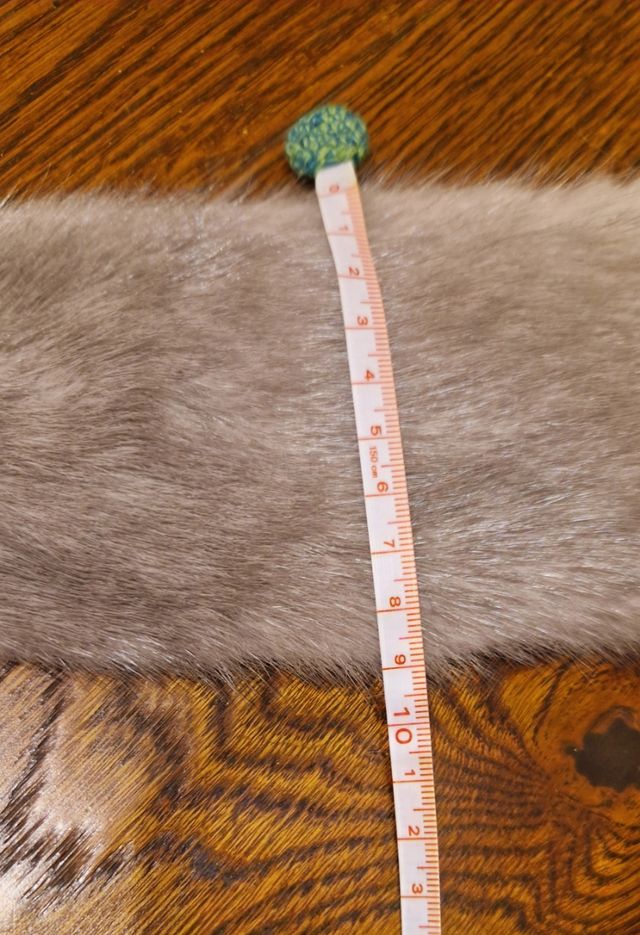 Collo e polsini in pelliccia grigia