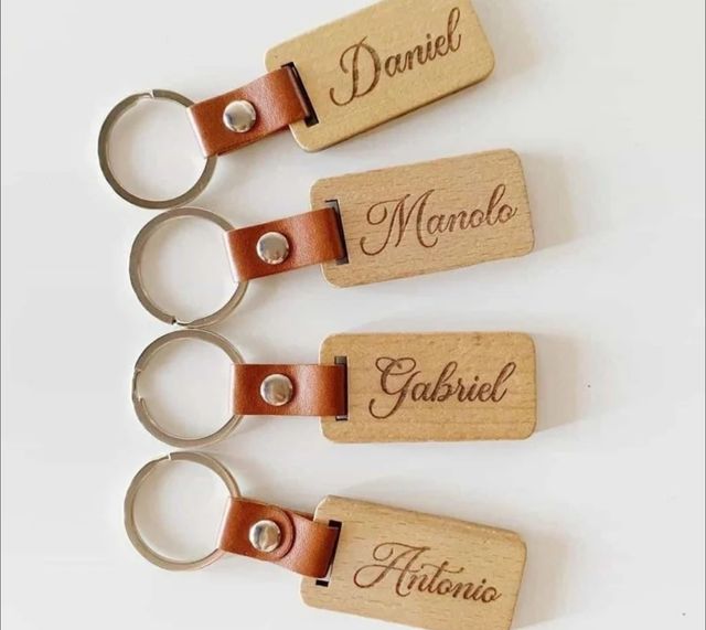 Llavero en madera y polipiel. Personalizable.