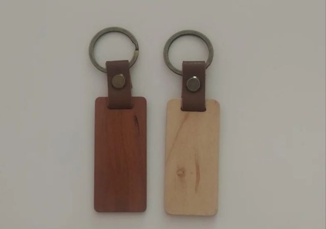 Llavero en madera y polipiel. Personalizable.