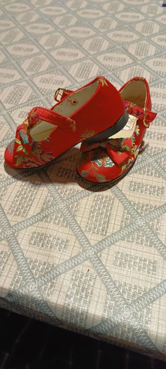 Zapatos fallera niña talla 24.