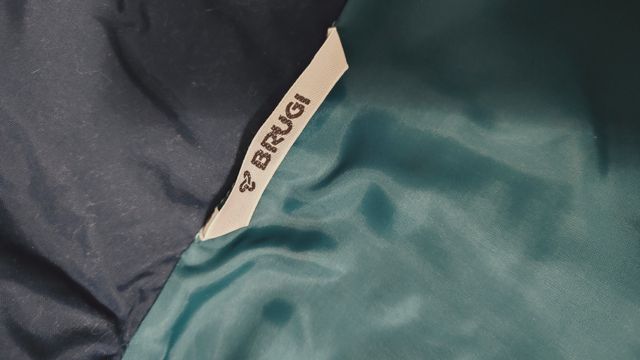 Anorak con capucha metida en el cuello