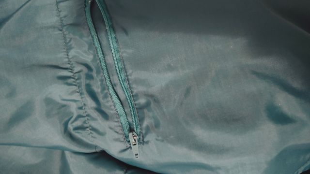 Anorak con capucha metida en el cuello