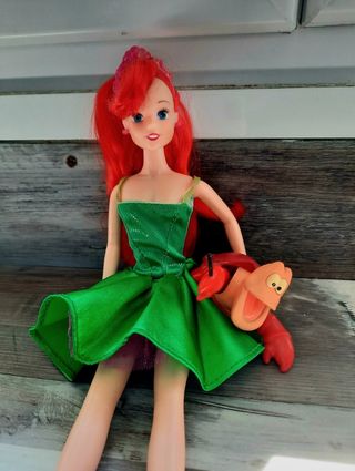 Muñeca la sirenita ariel con sebastian