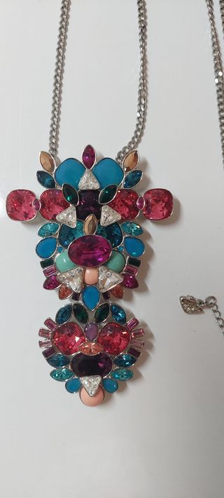 Colar Swarovski prateado e com pedras