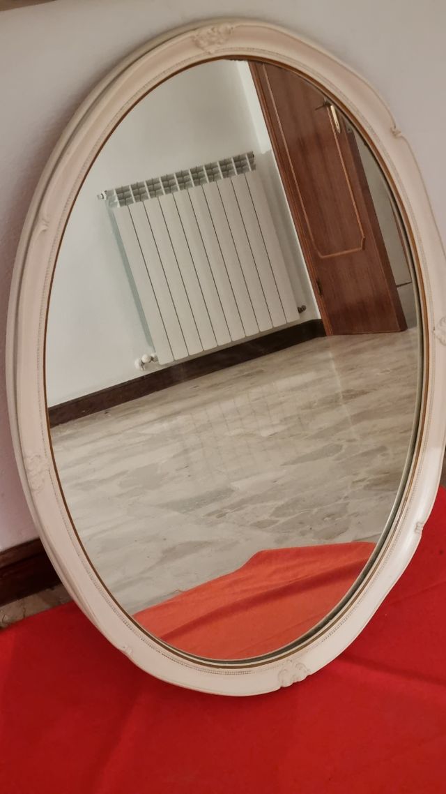 Specchio ovale con cornice in legno