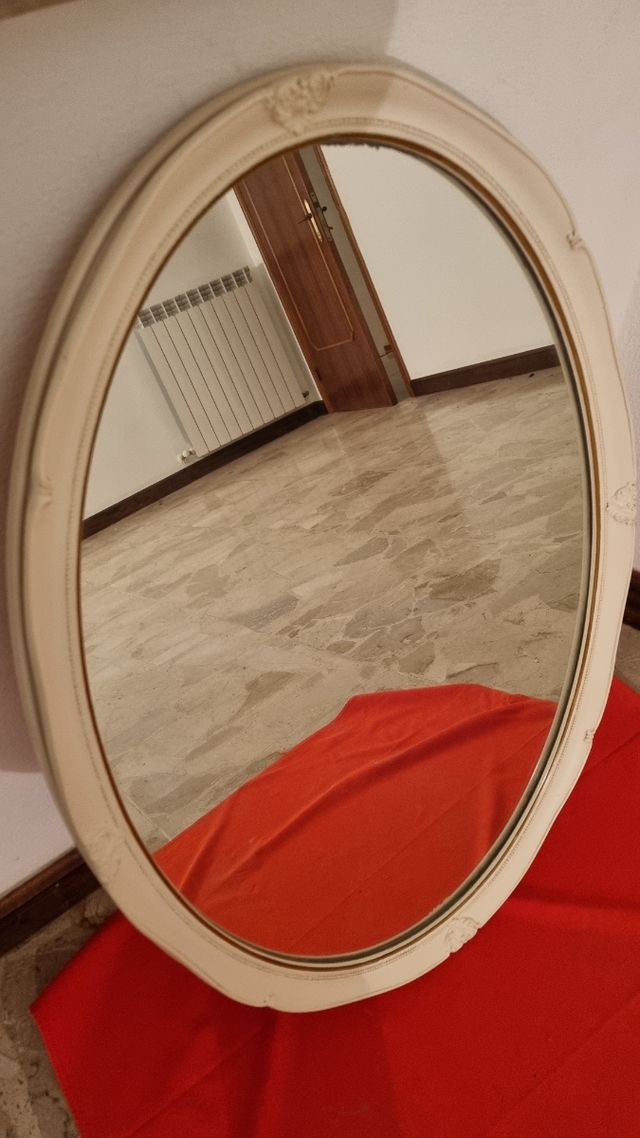 Specchio ovale con cornice in legno