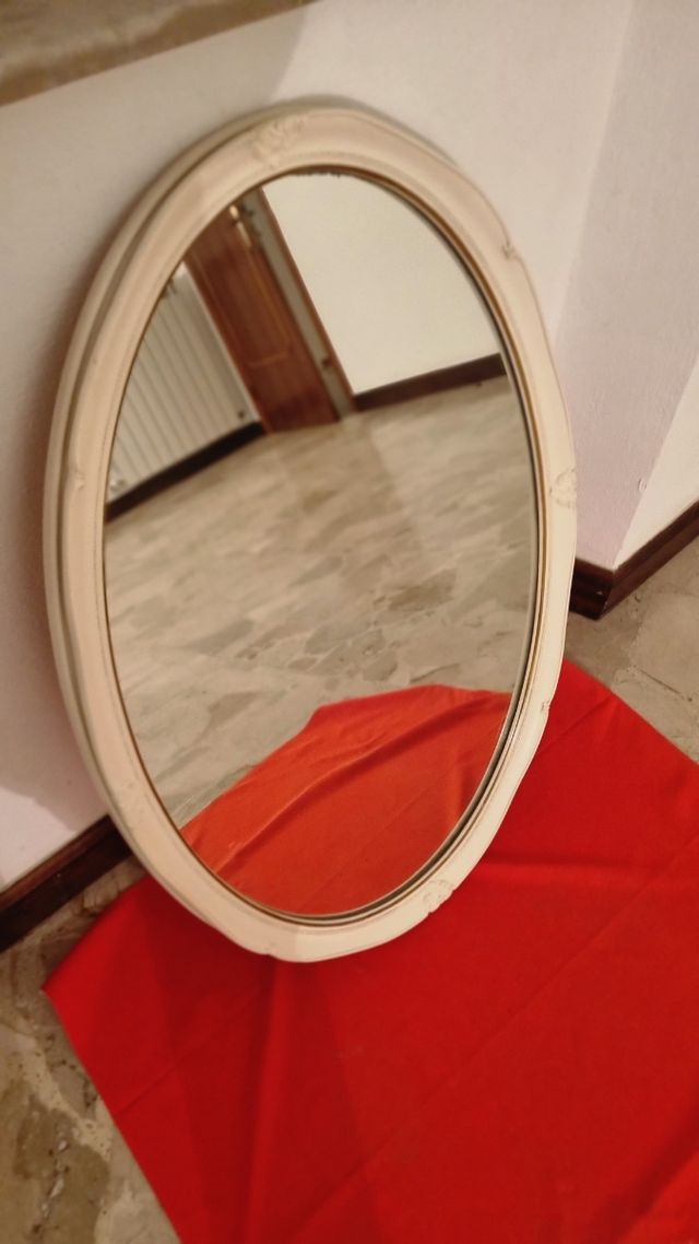 Specchio ovale con cornice in legno
