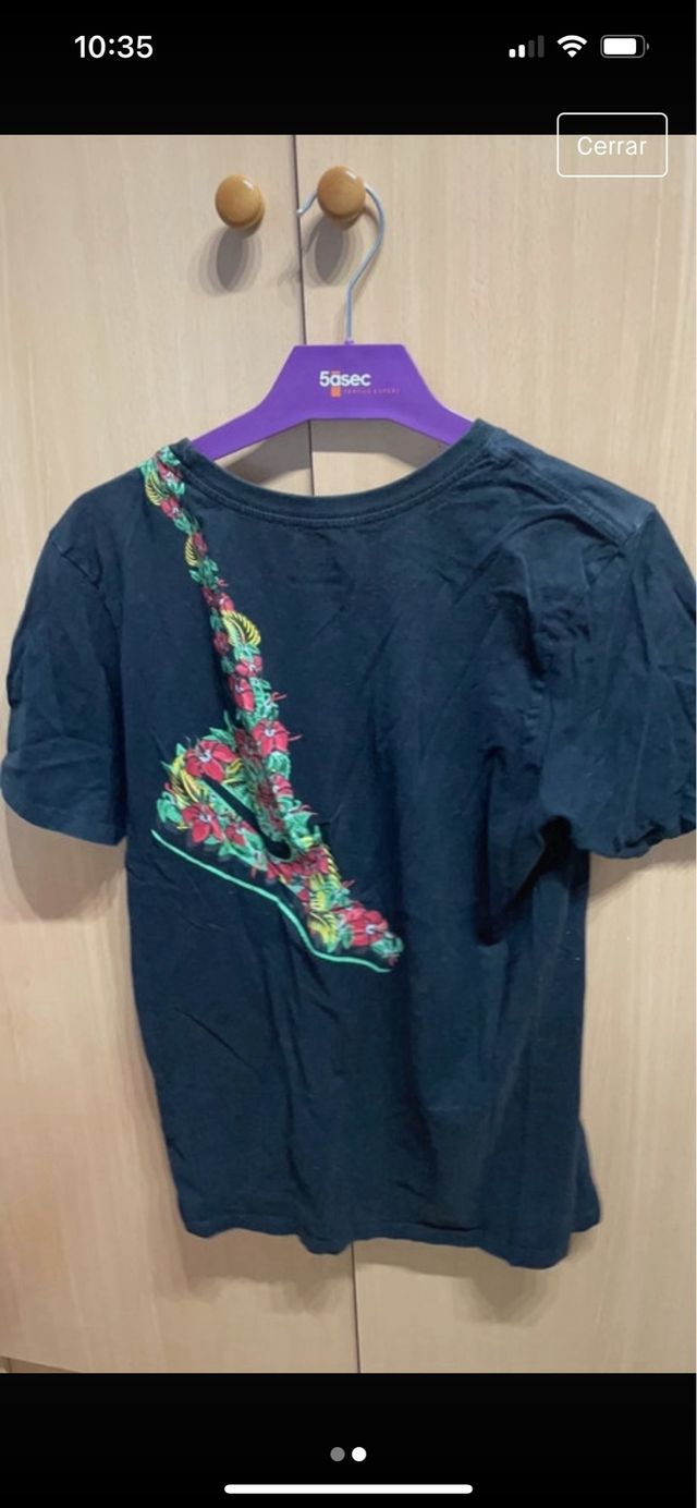 Camiseta negra con estampado de flores nike